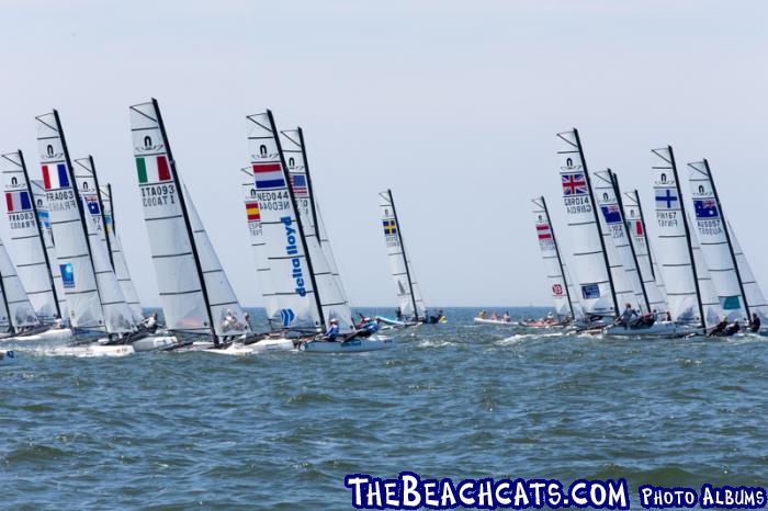  65 teams out of 24 countries participate in the first ever Nacra 17 Worlds. Foto Thom Touw