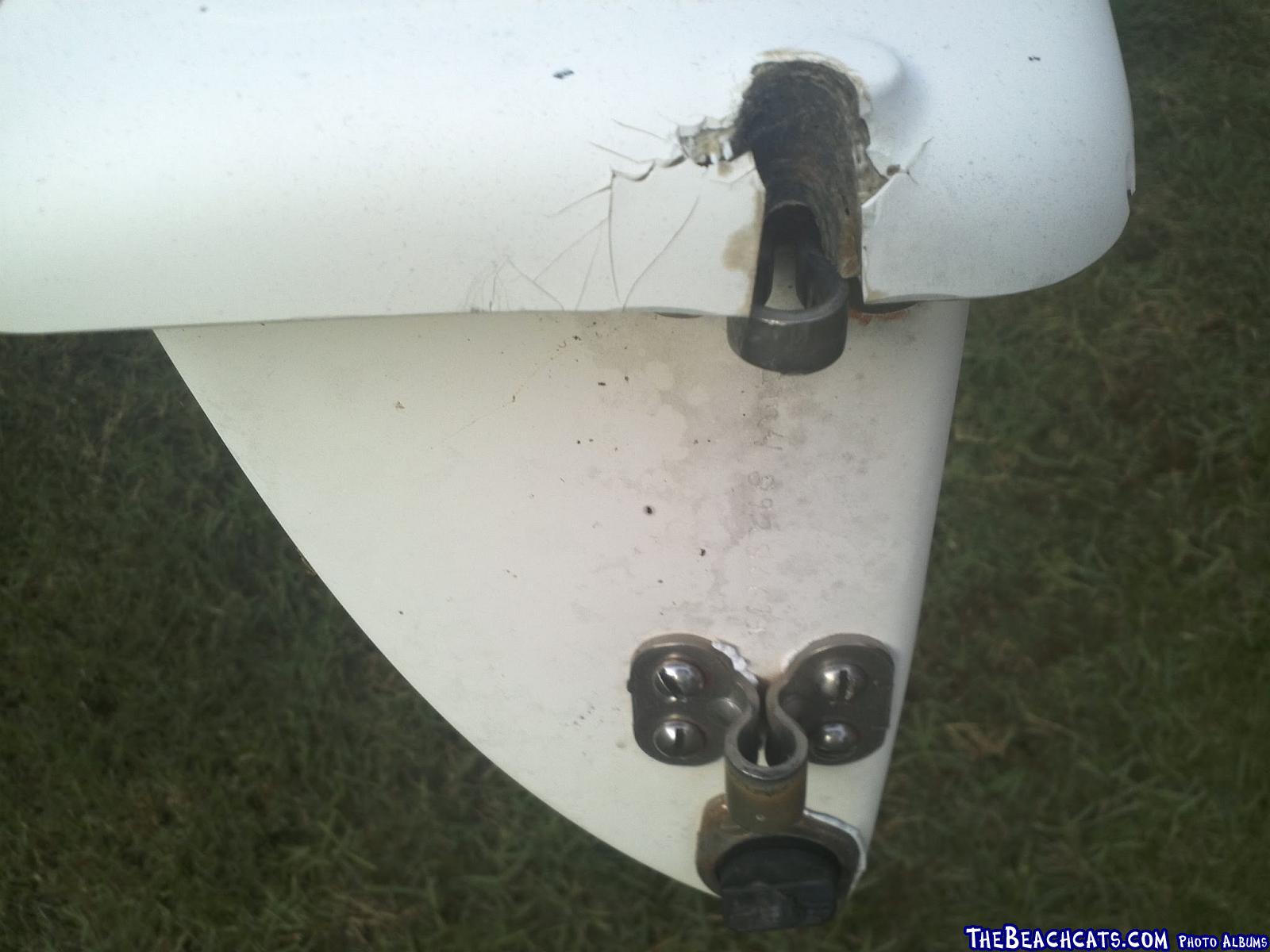 hobie-14-stern-damage-01