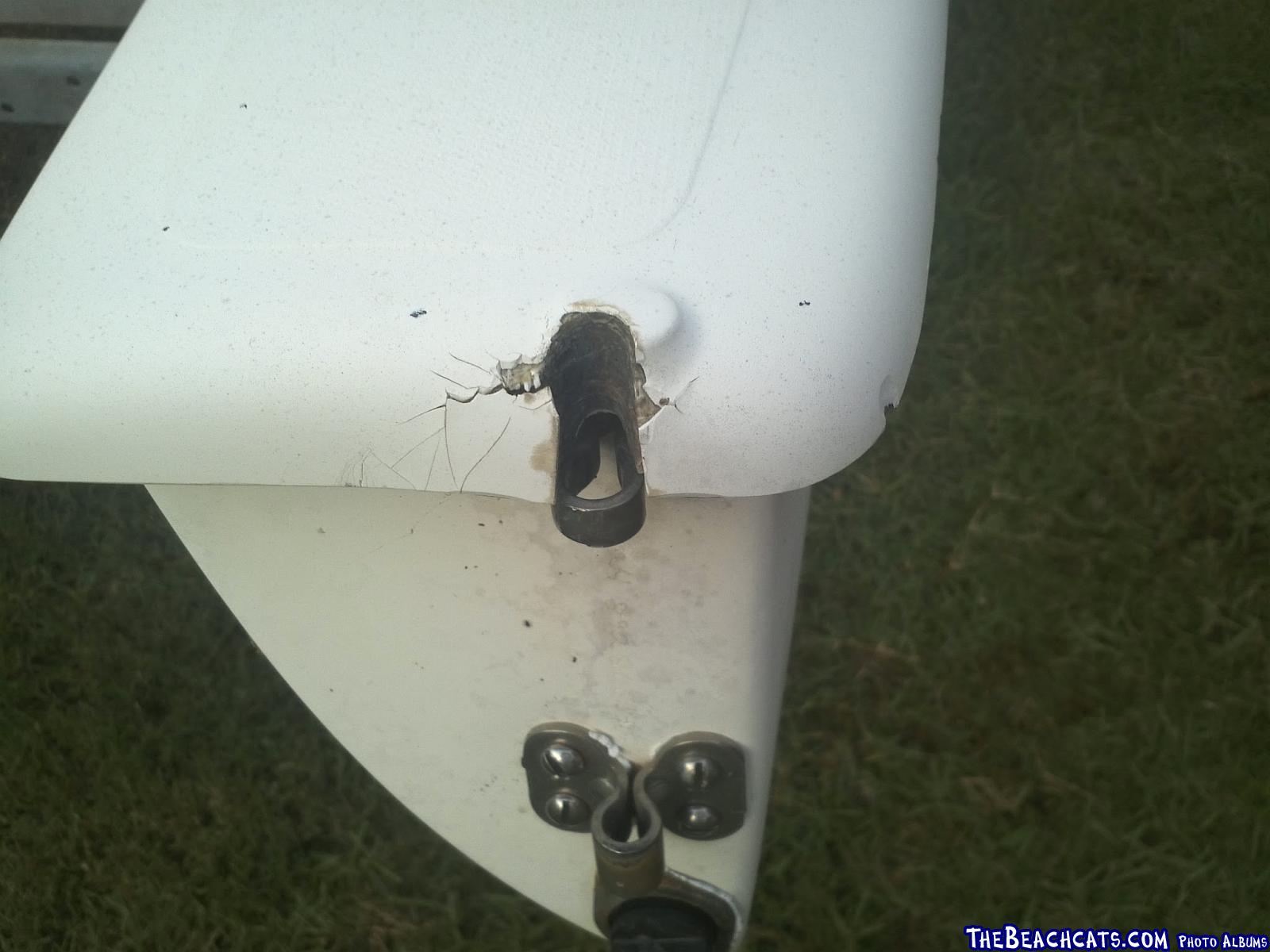 hobie-14-stern-damage-02